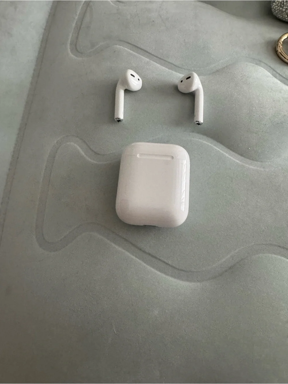 Apple White Wireless Earbuds with White Charging Case